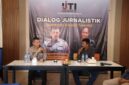 Kombes Pol. Ariek duduk bersama Ketua IJTI Korda Madura Raya Veros Afif. (Diluartv Photo)