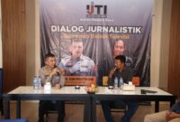 Kombes Pol. Ariek duduk bersama Ketua IJTI Korda Madura Raya Veros Afif. (Diluartv Photo)
