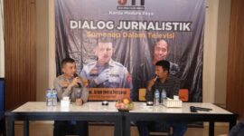 Kombes Pol. Ariek duduk bersama Ketua IJTI Korda Madura Raya Veros Afif. (Diluartv Photo)