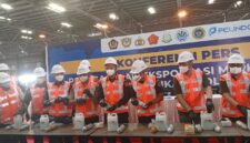 Modus keramik dilapisi aluminium foil, Bea Cukai dan Polri gagalkan ekspor 3,4 ton Merkuri Cair senilai Rp17,5 Miliar di Surabaya. (Diluartv Photo)