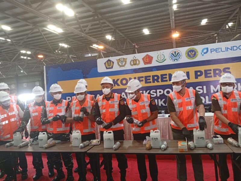 Modus keramik dilapisi aluminium foil, Bea Cukai dan Polri gagalkan ekspor 3,4 ton Merkuri Cair senilai Rp17,5 Miliar di Surabaya. (Diluartv Photo)
