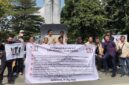 Anggota IJTI Korda Surabaya menggelar demo memprotes sebutan Londo Ireng oleh Presiden Prabowo beberapa waktu lalu. (Diluartv Photo)