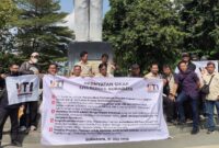 Anggota IJTI Korda Surabaya menggelar demo memprotes sebutan Londo Ireng oleh Presiden Prabowo beberapa waktu lalu. (Diluartv Photo)