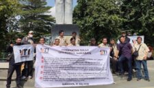 Anggota IJTI Korda Surabaya menggelar demo memprotes sebutan Londo Ireng oleh Presiden Prabowo beberapa waktu lalu. (Diluartv Photo)