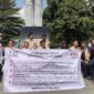Anggota IJTI Korda Surabaya menggelar demo memprotes sebutan Londo Ireng oleh Presiden Prabowo beberapa waktu lalu. (Diluartv Photo)