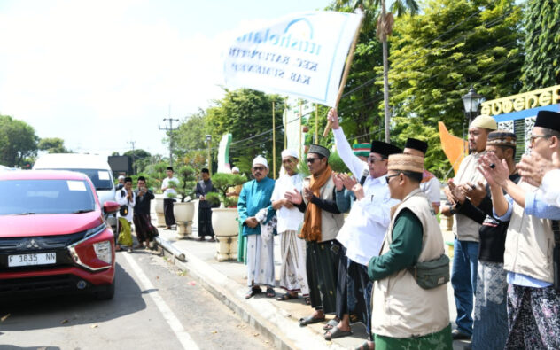 Wabup Sumenep KH. Imam Hasyim melepas 7200 jamaah shalawat nariyah ke Sutubondo beberapa waktu lalu. (Foto Istimewa)