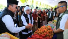 Gubernur Jawa Timur Khofifah Indar Parawansa didampingi Bupati KH. Kholilurrahman memantau aktifitas jual beli dalam kegiatan pasar murah di Pamekasan. (Foto Istimewa)