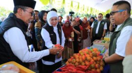 Gubernur Jawa Timur Khofifah Indar Parawansa didampingi Bupati KH. Kholilurrahman memantau aktifitas jual beli dalam kegiatan pasar murah di Pamekasan. (Foto Istimewa)