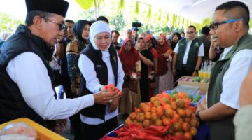 Gubernur Jawa Timur Khofifah Indar Parawansa didampingi Bupati KH. Kholilurrahman memantau aktifitas jual beli dalam kegiatan pasar murah di Pamekasan. (Foto Istimewa)