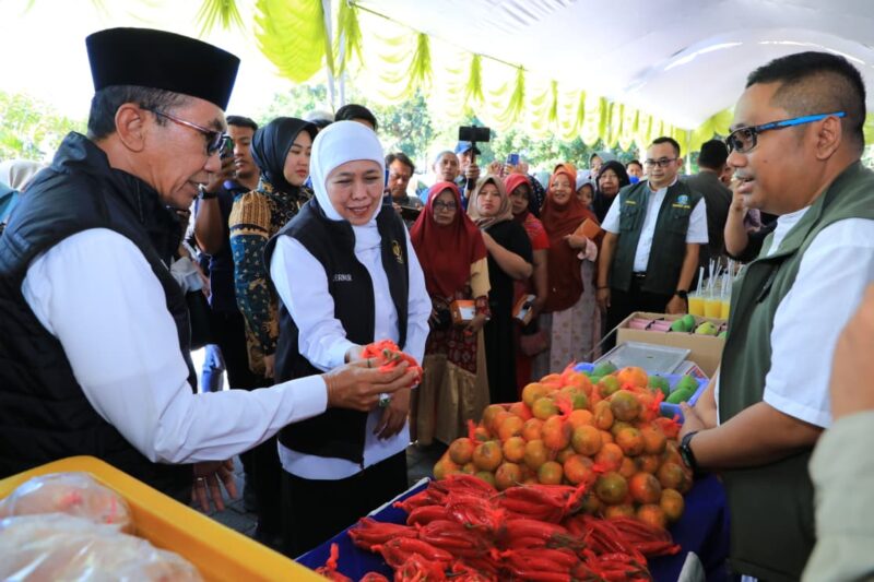 Gubernur Jawa Timur Khofifah Indar Parawansa didampingi Bupati KH. Kholilurrahman memantau aktifitas jual beli dalam kegiatan pasar murah di Pamekasan. (Foto Istimewa)
