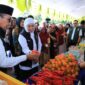 Gubernur Jawa Timur Khofifah Indar Parawansa didampingi Bupati KH. Kholilurrahman memantau aktifitas jual beli dalam kegiatan pasar murah di Pamekasan. (Foto Istimewa)