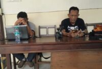 Penulis sebelah kanan, Didik Setia Budi. Lahir di Kalianget. (Diluartv Photo)