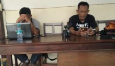 Penulis sebelah kanan, Didik Setia Budi. Lahir di Kalianget. (Diluartv Photo)
