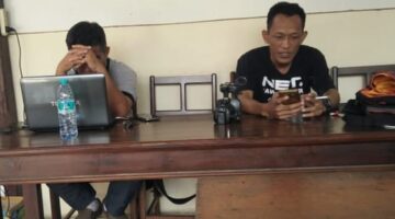 Penulis sebelah kanan, Didik Setia Budi. Lahir di Kalianget. (Diluartv Photo)