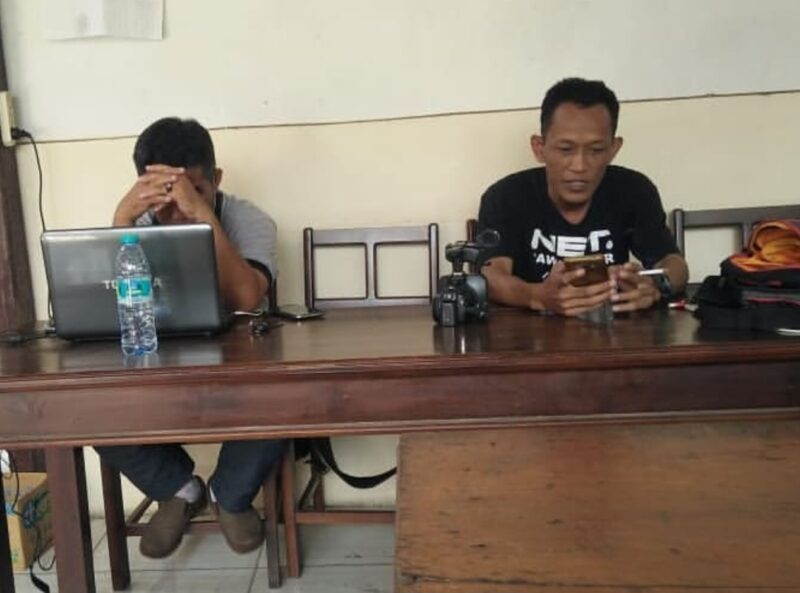 Penulis sebelah kanan, Didik Setia Budi. Lahir di Kalianget. (Diluartv Photo)
