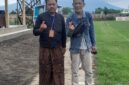Penulis sebelah kanan. Didik Setia Budi, lahir di Kalianget. (Diluartv Photo)