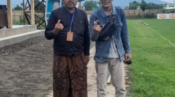 Penulis sebelah kanan. Didik Setia Budi, lahir di Kalianget. (Diluartv Photo)