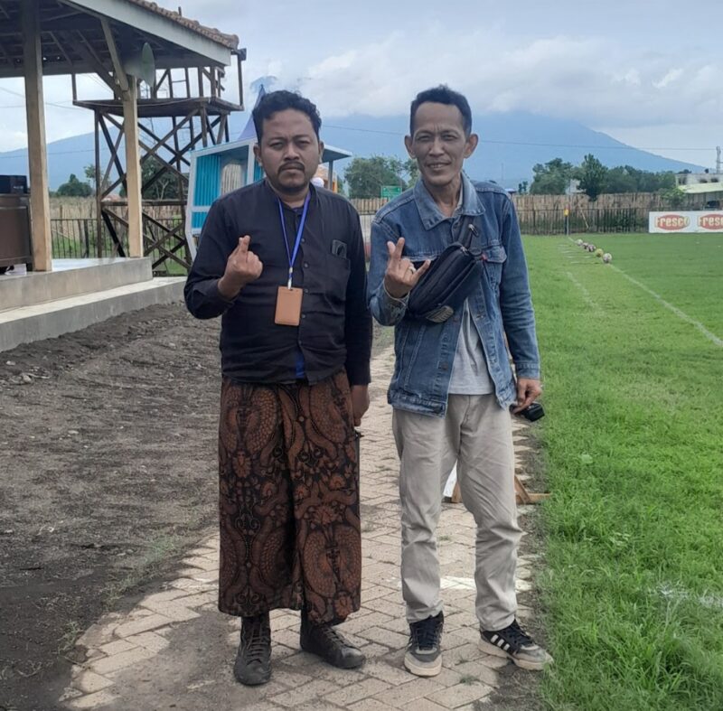 Penulis sebelah kanan. Didik Setia Budi, lahir di Kalianget. (Diluartv Photo)