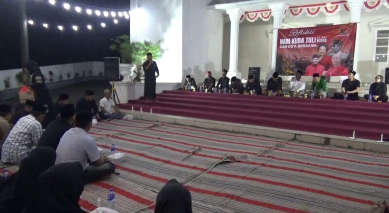 Pengurus DPC PDIP Sumenep, Jawa Timur, berkumpul dalam Refleksi 30 Tahun Peristiwa Kuda Tuli, Senin, 27 Juli 2026 malam. (Diluartv Photo)