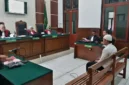 Moh. Syifak saat menjalani sidang pencurian uang 5 ribu di Pengadilan Negeri Surabaya. (Foto Istimewa)