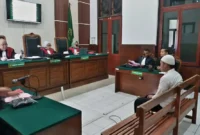 Moh. Syifak saat menjalani sidang pencurian uang 5 ribu di Pengadilan Negeri Surabaya. (Foto Istimewa)