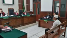 Moh. Syifak saat menjalani sidang pencurian uang 5 ribu di Pengadilan Negeri Surabaya. (Foto Istimewa)
