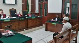 Moh. Syifak saat menjalani sidang pencurian uang 5 ribu di Pengadilan Negeri Surabaya. (Foto Istimewa)