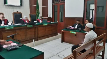 Moh. Syifak saat menjalani sidang pencurian uang 5 ribu di Pengadilan Negeri Surabaya. (Foto Istimewa)