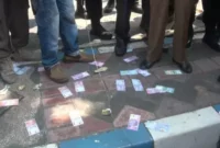 Juna lempar uang di halaman DPRD Sumenep, 27 Juni 2023 silam. (Diluartv Photo)