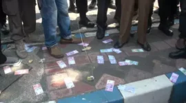 Juna lempar uang di halaman DPRD Sumenep, 27 Juni 2023 silam. (Diluartv Photo)