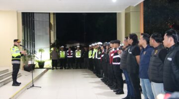 Kapolresta Sumenep Kombes Pol. Ariek Indra Sentanu memimpin apel anggota. (Diluartv Photo)