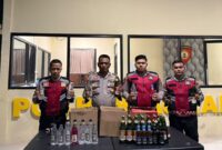 Petugas Sat Samapta Polresta Sumenep tunjukkan barang bukti miras yang disita dari sejumlah pedagang dalam razia pekat, Selasa, 11 Agustus 2026 malam. (Diluartv Photo)