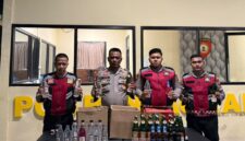 Petugas Sat Samapta Polresta Sumenep tunjukkan barang bukti miras yang disita dari sejumlah pedagang dalam razia pekat, Selasa, 11 Agustus 2026 malam. (Diluartv Photo)