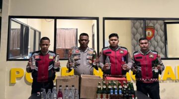 Petugas Sat Samapta Polresta Sumenep tunjukkan barang bukti miras yang disita dari sejumlah pedagang dalam razia pekat, Selasa, 11 Agustus 2026 malam. (Diluartv Photo)