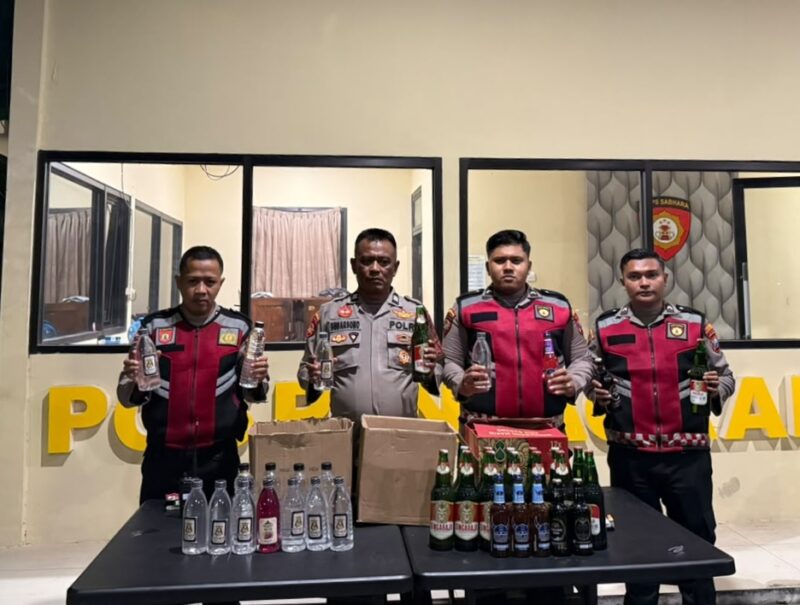 Petugas Sat Samapta Polresta Sumenep tunjukkan barang bukti miras yang disita dari sejumlah pedagang dalam razia pekat, Selasa, 11 Agustus 2026 malam. (Diluartv Photo)