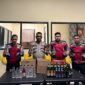 Petugas Sat Samapta Polresta Sumenep tunjukkan barang bukti miras yang disita dari sejumlah pedagang dalam razia pekat, Selasa, 11 Agustus 2026 malam. (Diluartv Photo)