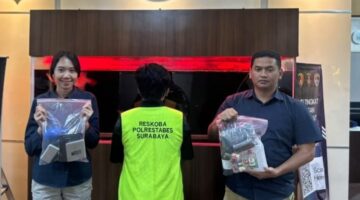 Satresnarkoba Polrestabes Surabaya membekuk terduga pelaku pembuat serta kurir narkotika jenis tembakau Sintetis dan juga Ganja yang diedarkan diwilayah Surabaya hingga ke Sidoarjo.(Diluartv Photo)
