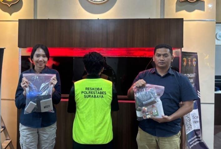 Satresnarkoba Polrestabes Surabaya membekuk terduga pelaku pembuat serta kurir narkotika jenis tembakau Sintetis dan juga Ganja yang diedarkan diwilayah Surabaya hingga ke Sidoarjo.(Diluartv Photo)