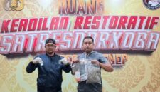Petugas Satresnarkoba Polresta Sumenep tunjukkan barang bukti sabu yang disita dari seorang pria, Rabu, 12 Agustus 2026.(Diluartv Photo)