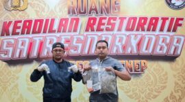 Petugas Satresnarkoba Polresta Sumenep tunjukkan barang bukti sabu yang disita dari seorang pria, Rabu, 12 Agustus 2026.(Diluartv Photo)