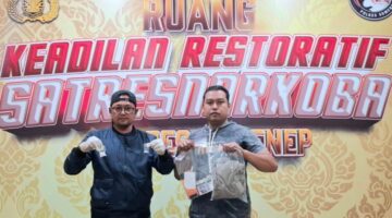 Petugas Satresnarkoba Polresta Sumenep tunjukkan barang bukti sabu yang disita dari seorang pria, Rabu, 12 Agustus 2026.(Diluartv Photo)
