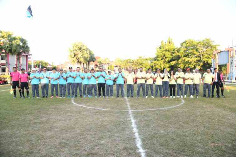 Tim Forkopimda dan BPMD berpose jelang laga bola Agustusan di halaman Pemkab Sumenep, Kamis, 13 Agustus 2026. (Diluartv Photo)