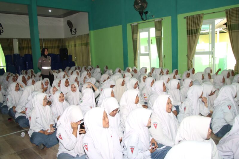 Polresta Sumenep ajak ratusan siswa MAN Sumenep Paham AI. (Diluartv Photo)