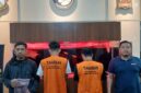 Petugas Satreskoba Polrestabes Surabaya amankan dua tersangka dengan barang bukti 200 gram lebih sabu. (Diluartv Photo)