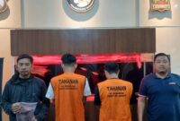 Petugas Satreskoba Polrestabes Surabaya amankan dua tersangka dengan barang bukti 200 gram lebih sabu. (Diluartv Photo)