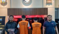 Petugas Satreskoba Polrestabes Surabaya amankan dua tersangka dengan barang bukti 200 gram lebih sabu. (Diluartv Photo)