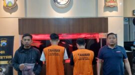 Petugas Satreskoba Polrestabes Surabaya amankan dua tersangka dengan barang bukti 200 gram lebih sabu. (Diluartv Photo)