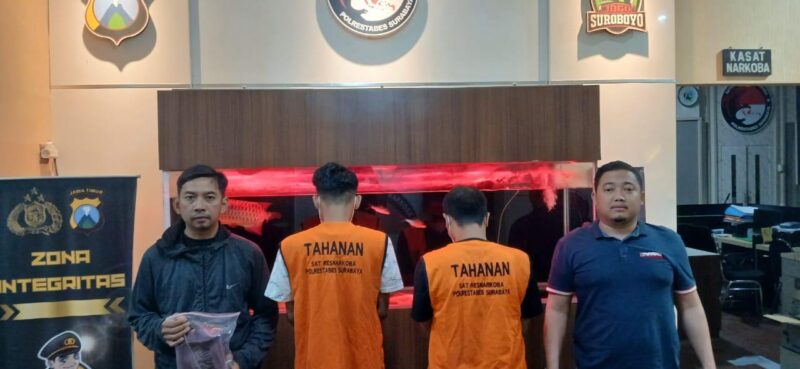 Petugas Satreskoba Polrestabes Surabaya amankan dua tersangka dengan barang bukti 200 gram lebih sabu. (Diluartv Photo)