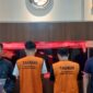 Petugas Satreskoba Polrestabes Surabaya amankan dua tersangka dengan barang bukti 200 gram lebih sabu. (Diluartv Photo)