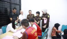 Kejari Surabaya Terima Pelimpahan Tersangka dan Barang Bukti Sindikat Internasional Love Scamming